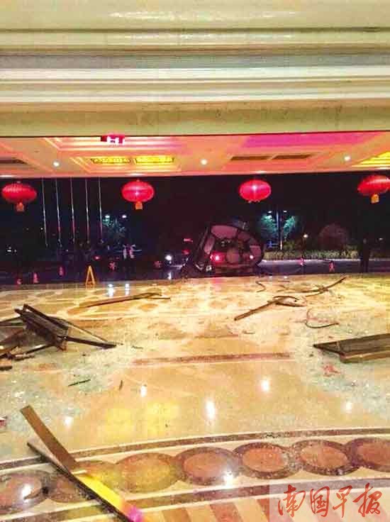 醉酒男駕車沖進(jìn)酒店大堂兜了個圈 頂著門框沖出去