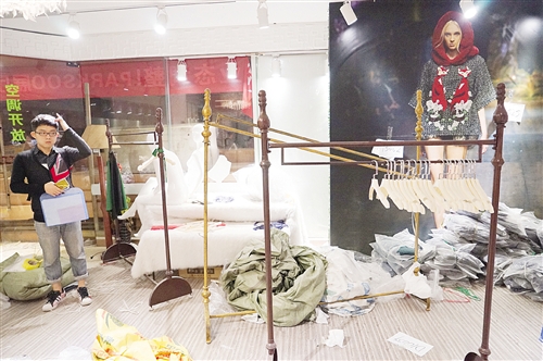商戶貨品遭強搬 店鋪內(nèi)一片狼藉
