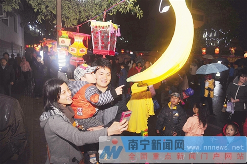 南寧市民冒雨鬧元宵 菠蘿嶺千盞花燈點亮商業(yè)長街