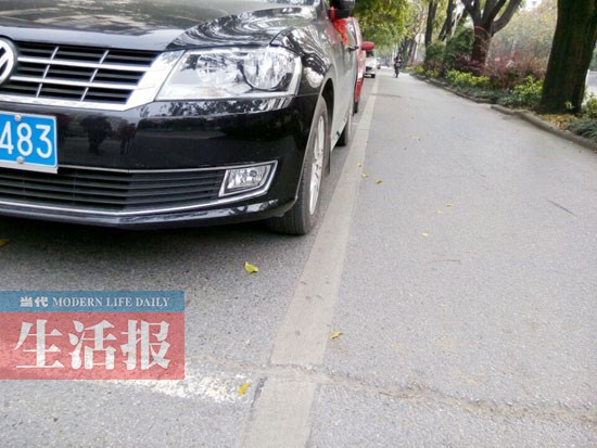 司機(jī)坐車?yán)锎蝽镆脖毁N單 快來看哪種停車會(huì)被貼單