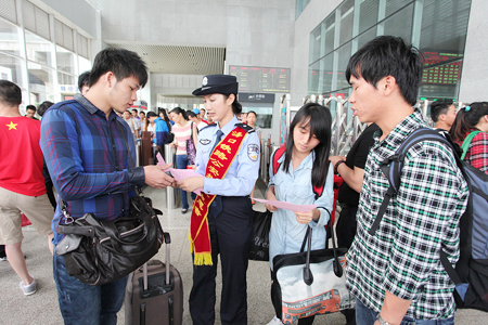 ?？诨疖嚃|站制指路傳單 方便旅客乘車出行（圖）