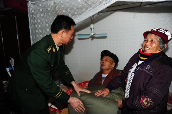 萬寧災(zāi)區(qū)寒冬棉被緊缺 海南邊防急調(diào)500床棉被贈(zèng)群眾