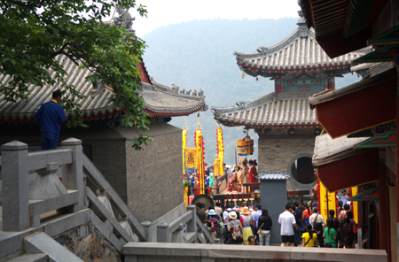 洛陽龍門香山詩會再現(xiàn)武則天“香山賦詩奪錦袍”