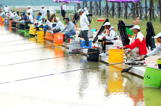 第七屆全國(guó)農(nóng)運(yùn)會(huì)釣魚(yú)比賽激烈進(jìn)行