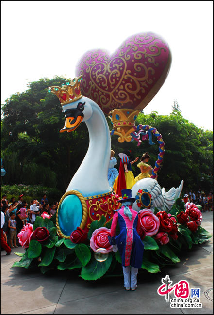 拍手叫絕 香港迪士尼飛天巡游