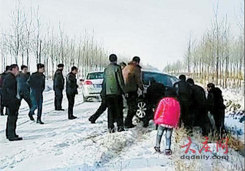 大慶一輛黑色婚車因打滑掉溝 3個(gè)車輪陷在雪里(圖)