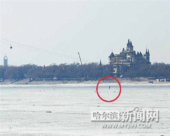 哈爾濱一名醉漢不聽勸阻 冒險過江兩次掉進清溝(圖)