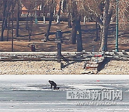 哈爾濱一名醉漢不聽勸阻 冒險過江兩次掉進清溝(圖)