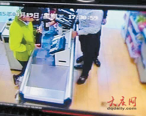 大慶市民樂福超市買兩瓶“裸奔”紅酒 消協(xié)維權獲10倍賠償