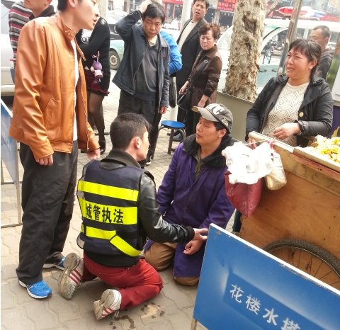 武漢攤販因車輛被扣下跪求情 城管與其“對(duì)跪”