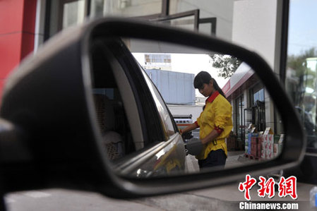 中國(guó)成品油價(jià)格或?qū)⒃偕险{(diào) 加油站車輛爆滿