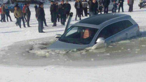 牛頭山水庫一越野車墜冰窟 車內(nèi)3人跳窗逃生