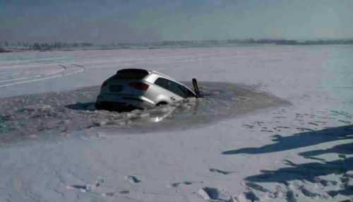 牛頭山水庫一越野車墜冰窟 車內(nèi)3人跳窗逃生