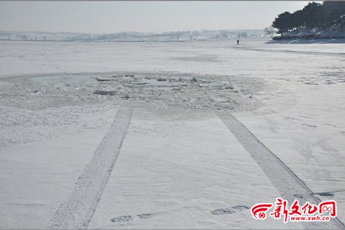 牛頭山水庫一越野車墜冰窟 車內(nèi)3人跳窗逃生