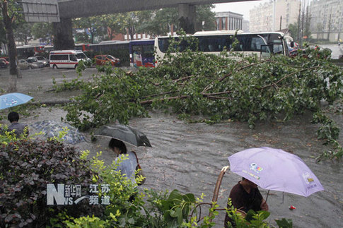 暴雨襲擊南京 多處道路嚴(yán)重積水