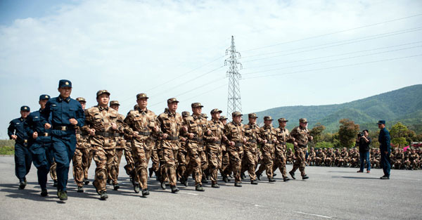 鎮(zhèn)江開(kāi)展政府部門(mén)公務(wù)員軍訓(xùn)