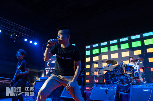 南京舉行高校原創(chuàng)搖滾音樂(lè)會(huì) 為雅安地震災(zāi)區(qū)祈福