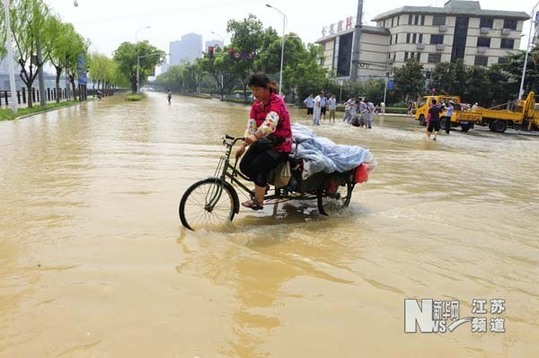 自來水管爆裂 無錫運(yùn)河西路汪洋一片