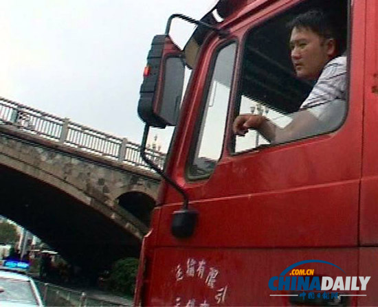 南京:外地貨車違規(guī)上橋被查 車外掛一名保安欲逃跑