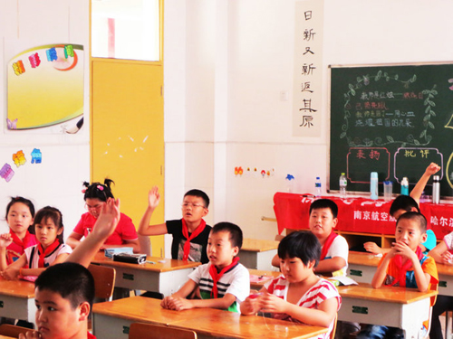 大學生走進小學普及環(huán)保知識