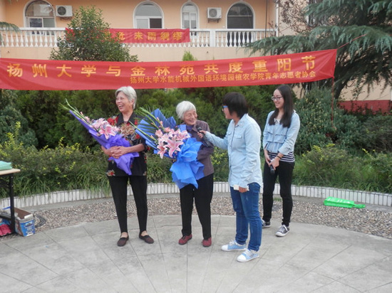 “義演”進(jìn)社區(qū) 揚(yáng)大學(xué)子重陽(yáng)前夕給老人送溫暖