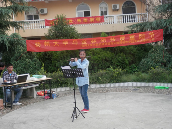 “義演”進(jìn)社區(qū) 揚(yáng)大學(xué)子重陽(yáng)前夕給老人送溫暖