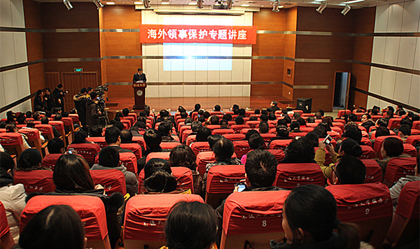 黃屏傳經(jīng)新僑之鄉(xiāng) 為當(dāng)?shù)貎S商闡述海外領(lǐng)事保護要領(lǐng)