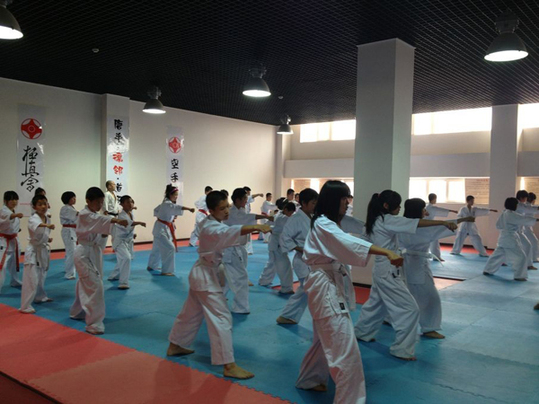 亞洲空手道大師赴孤兒學校授課