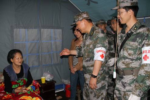 成都軍區(qū)總醫(yī)院抗震救災(zāi)醫(yī)療隊回訪兩位老人見聞