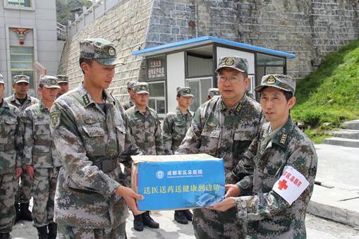 成都軍區(qū)總醫(yī)院為駐藏邊防官兵送醫(yī)送藥（圖）