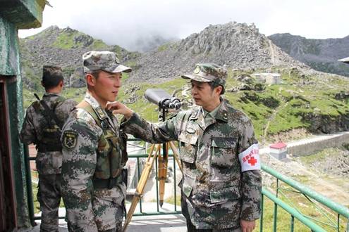成都軍區(qū)總醫(yī)院為駐藏邊防官兵送醫(yī)送藥（圖）