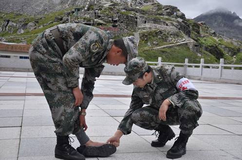 成都軍區(qū)總醫(yī)院為駐藏邊防官兵送醫(yī)送藥（圖）