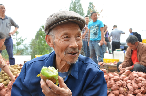 “長壽果”送進都江堰福利院 老人們吃獼猴桃過重陽