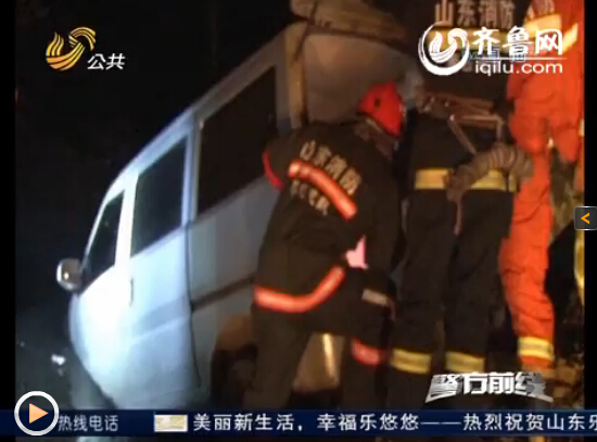 滕州一面包車深夜開(kāi)進(jìn)水溝 司機(jī)被發(fā)現(xiàn)時(shí)正在酣睡