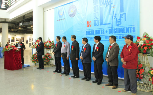 “ 看得見(jiàn)的瞬間---吳思強(qiáng)教授研究生攝影教學(xué)師生作品聯(lián)展”在山東藝術(shù)學(xué)院舉行