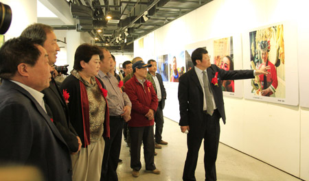 “ 看得見的瞬間---吳思強教授研究生攝影教學師生作品聯(lián)展”在山東藝術學院舉行