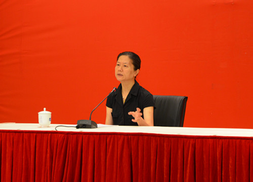 2013臺(tái)胞青年夏令營(yíng)營(yíng)員聽王安憶講述上海