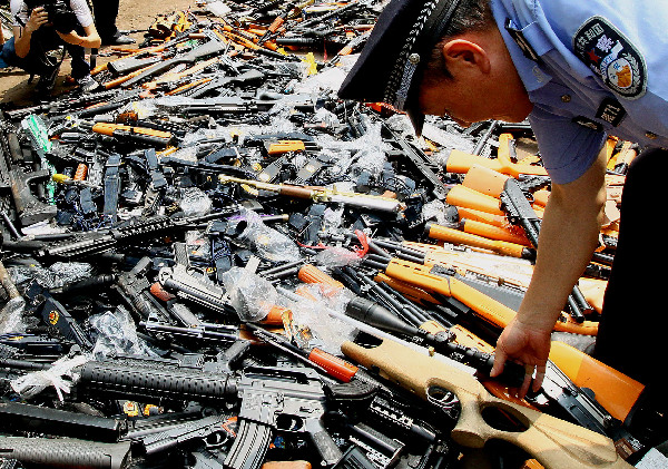 上海警方集中銷(xiāo)毀非法涉槍涉爆物品