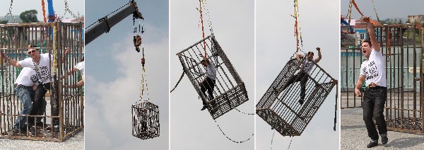 上海:歡樂谷內(nèi)上演驚險逃脫魔術(shù)