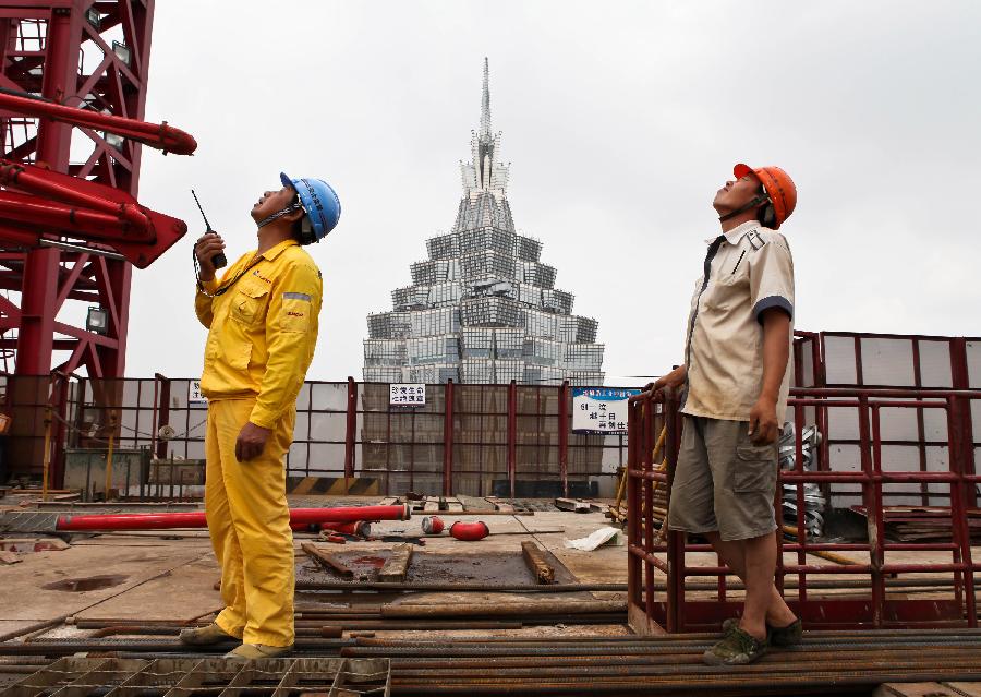 規(guī)劃高度632米的上海中心大廈開始幕墻安裝 主樓即將建至第70層