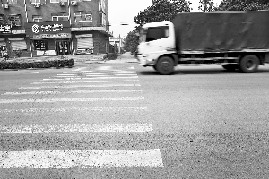 女子被撞倒央求“不要碾死我” 司機(jī)稱其沒說過