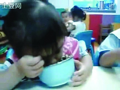 臺(tái)灣“瞌睡妹”邊吃邊睡萌翻網(wǎng)友 組圖