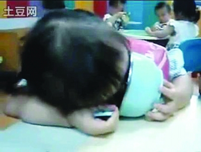 臺(tái)灣“瞌睡妹”邊吃邊睡萌翻網(wǎng)友 組圖