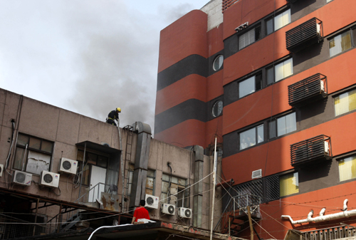 北京朝陽一餐廳二層樓頂著火 消防隊(duì)員緊急撲救