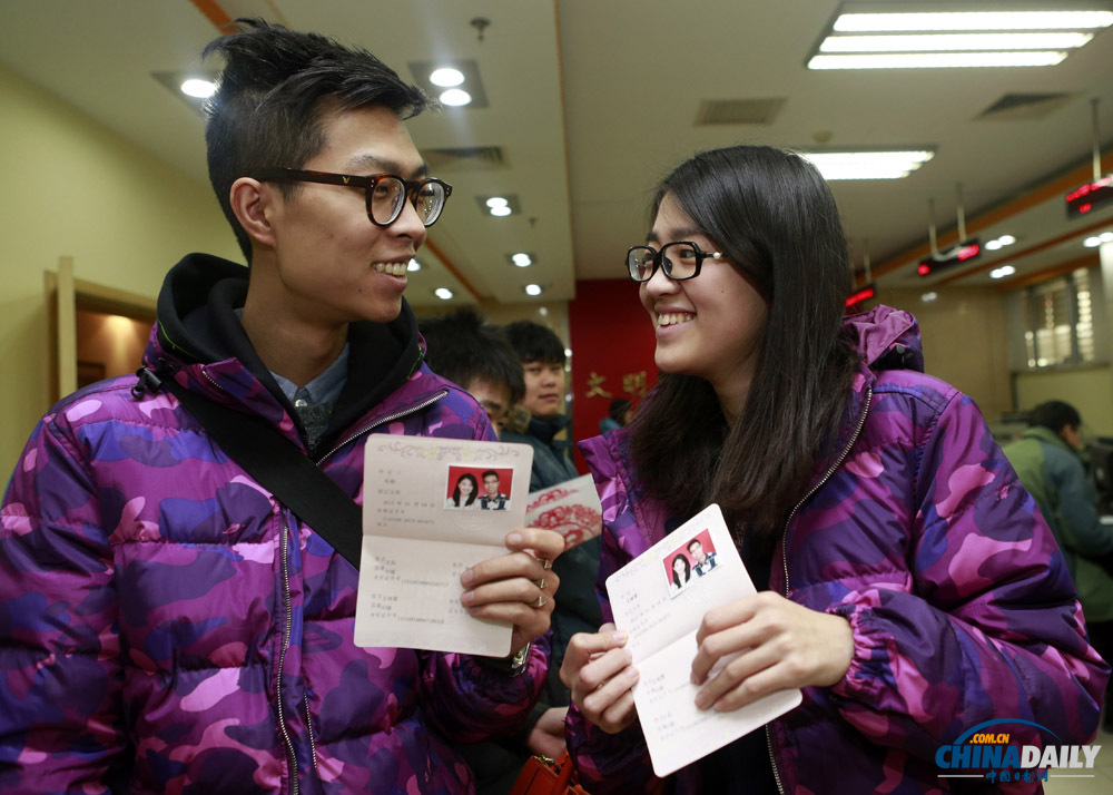 “萬(wàn)年真愛(ài)日”各地情侶扎堆結(jié)婚