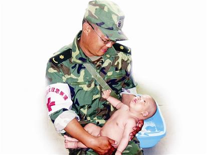 汶川地震時(shí)出生10天被困軍醫(yī)救 4歲娃來(lái)漢謝恩人