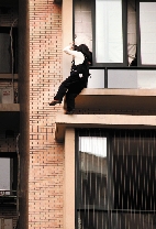 懷雙胞胎的準媽媽持刀跳樓 民警8秒拉回三條人命