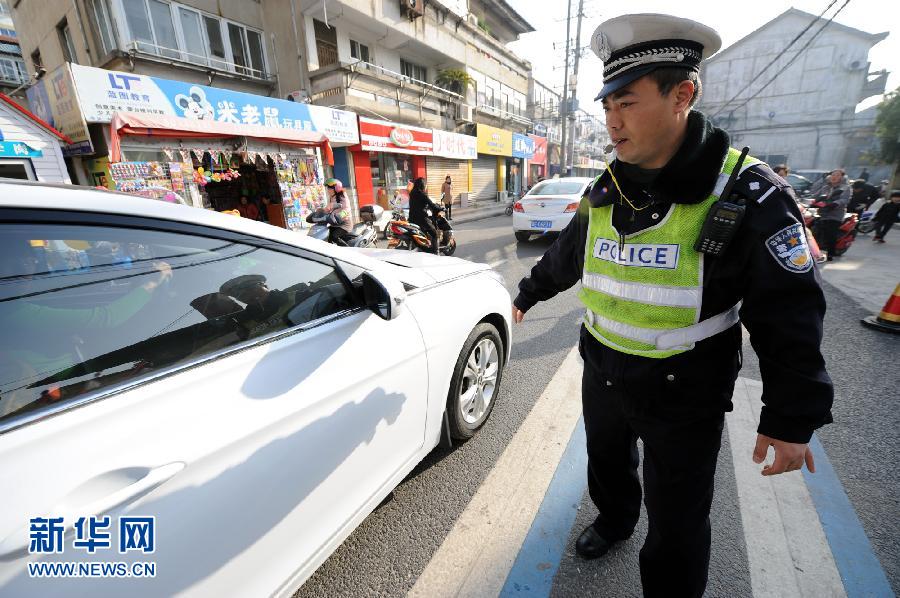 蘇交警“抱抱哥”每天抱送400名孩子下車進(jìn)園門