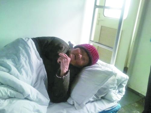 八旬老太站票乘火車引發(fā)“連環(huán)讓鋪” 感動(dòng)不少人