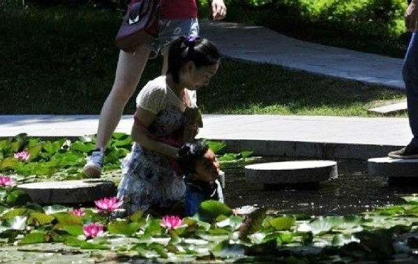 網(wǎng)友拍下女大學生跳水救人全程
